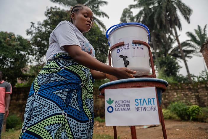 Une femme se lavant les mains à un point d’eau installé par ACF au centre de santé Notre Dame de la Charité Maternelle
Mongbwalu